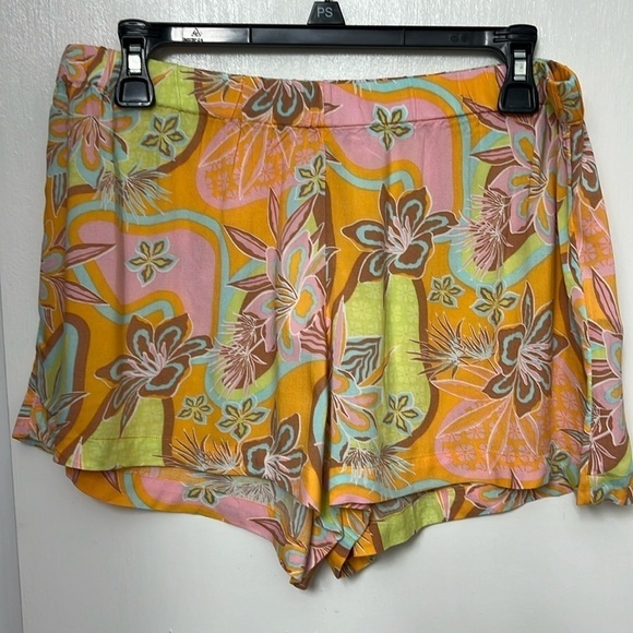 Roxy Easy Does It Mid Rise Floral Print
Pull-On Shorts NWT size L - Picture 2 of 13